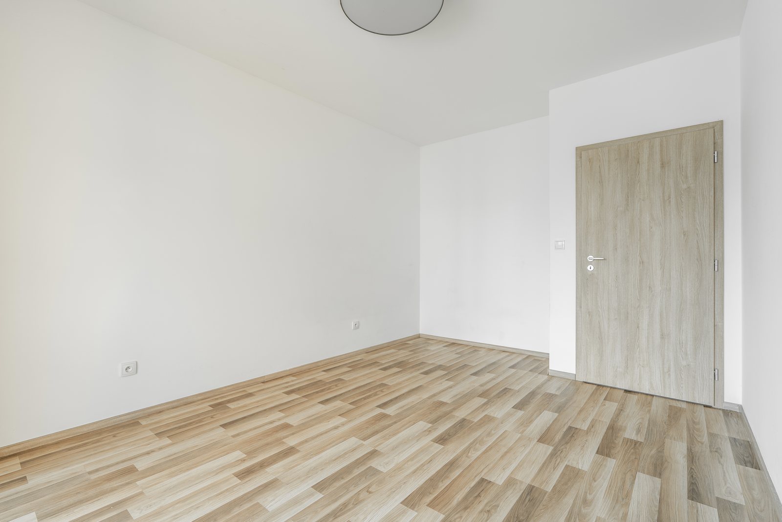 Realitní makléř připravuje nabídku nemovitosti
